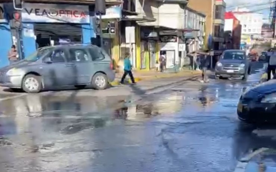 Aguas Décima concurre a rotura de matriz en el centro de la ciudad